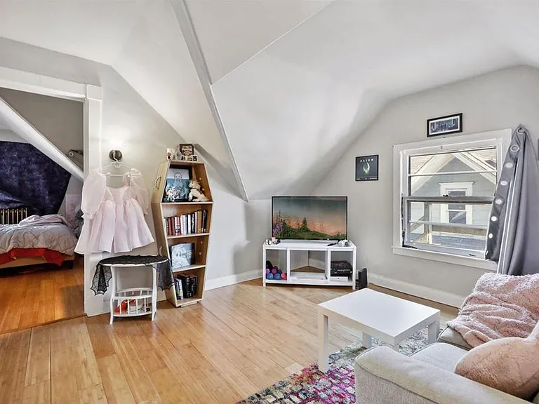1862 Roblyn Ave — Photo 4