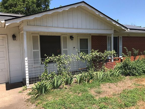 3rd image of 108 E Powell Ln