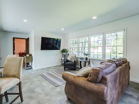 3rd image of 20 Meadow View Dr