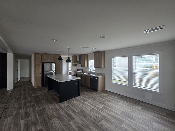 5th image of 413 Pineland Ave #243