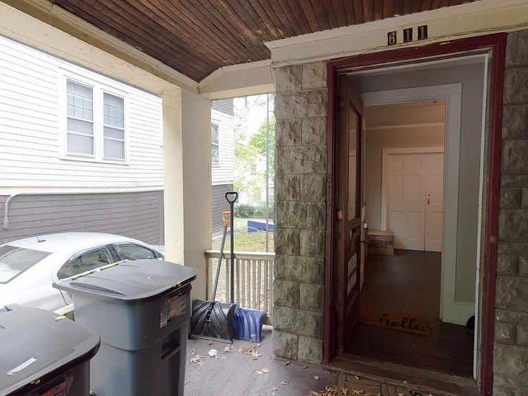 609 E State St — Photo 110