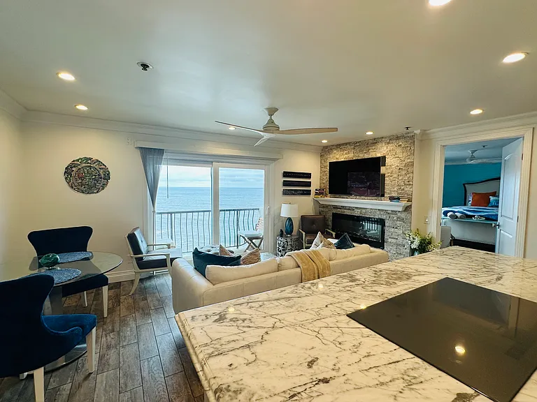 From the soft leather couch the view and sound of the waves feels as if you are on a cruise!