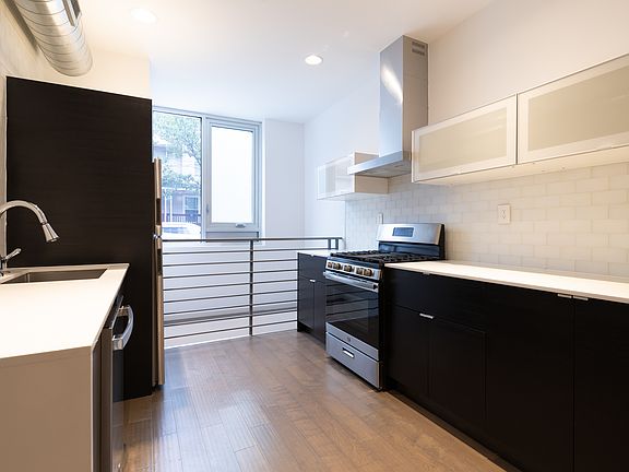 3rd image of 641 W Oxford St #1