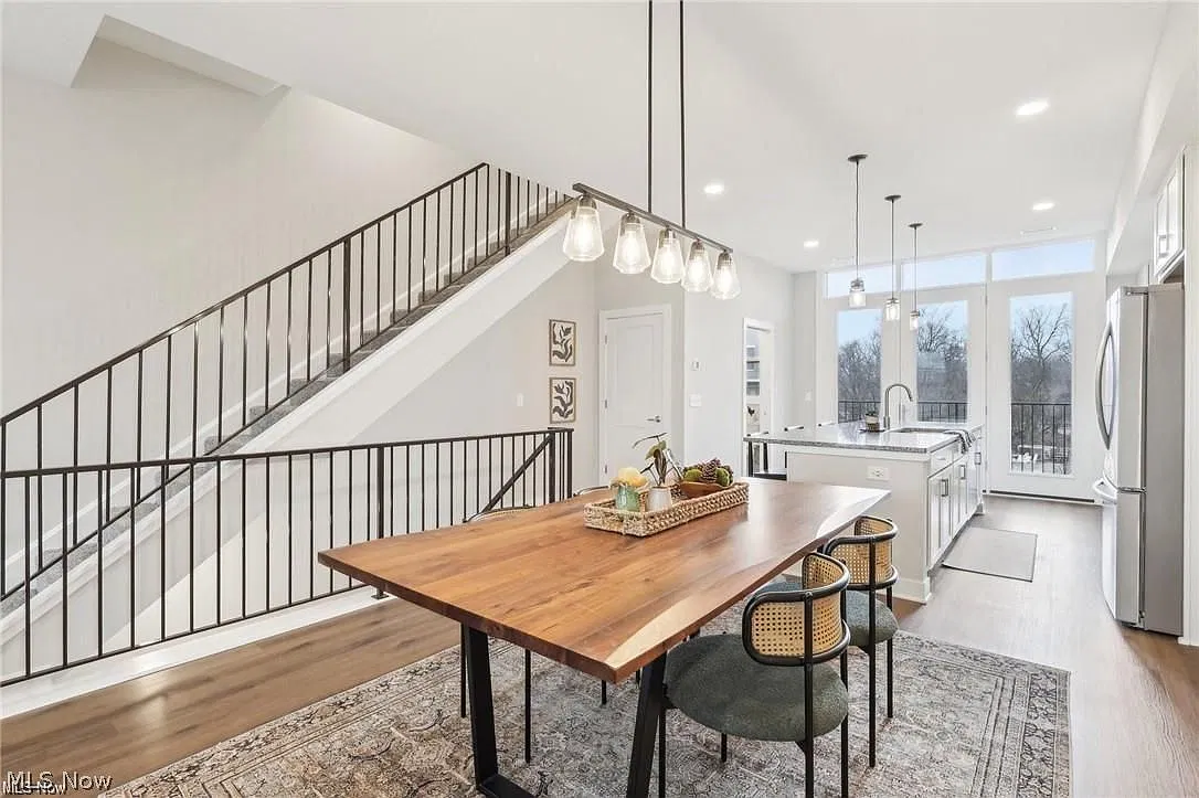 2 bed, 2.5 bath, 1901 sqft, $3,300 — Photo 3