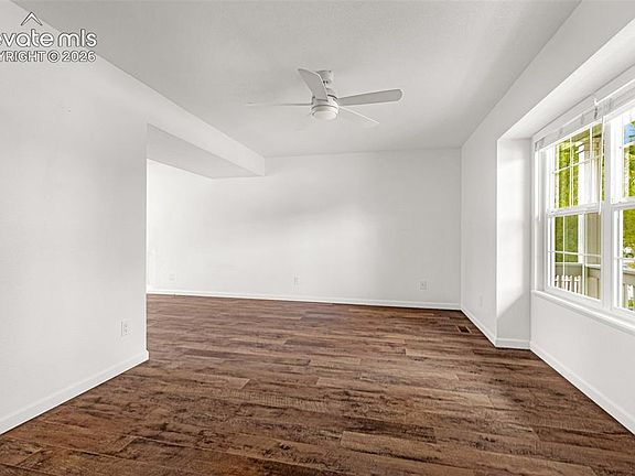 5th image of 914 Daffodil St