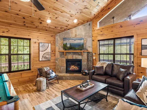 729 Lloyd Huskey Rd, Pigeon Forge, TN 37863