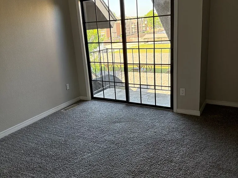 Silver Sands Apartments — Photo 23