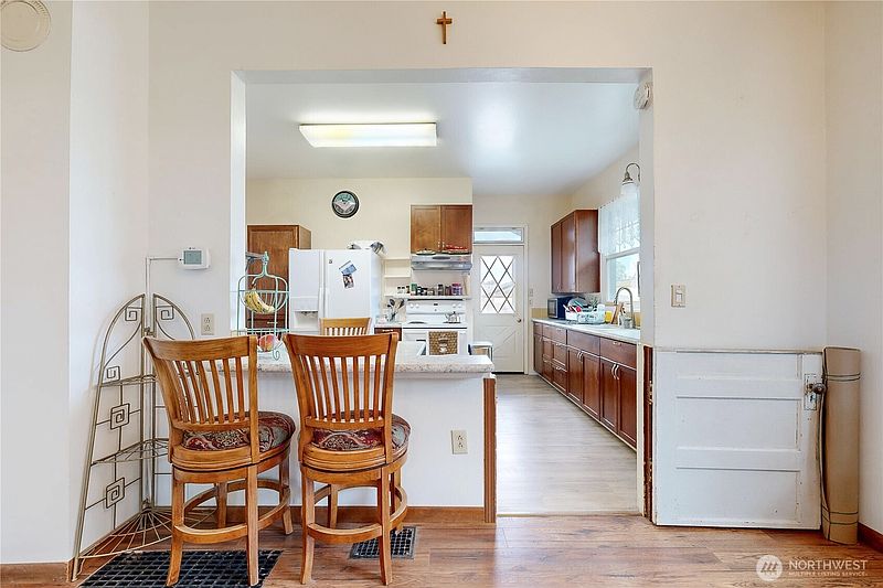 4th image of 1014 W Chestnut