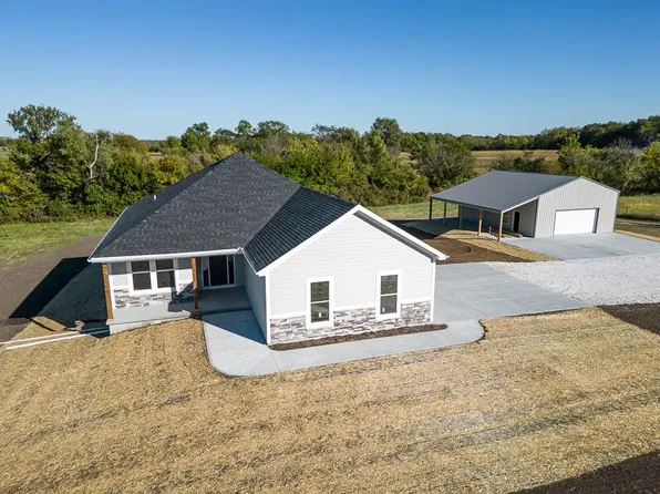 20306 207th St, Tonganoxie, KS 66086