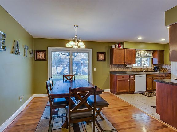 3rd image of 1456 Hampshire Dr