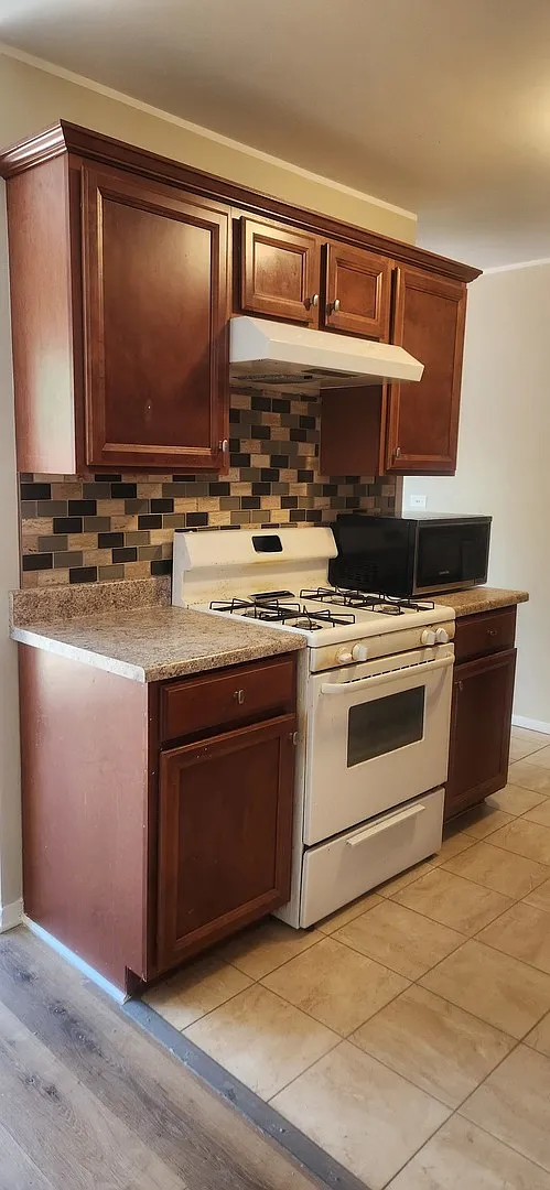 2 bed, 1000 sqft, $1,900 — Photo 2