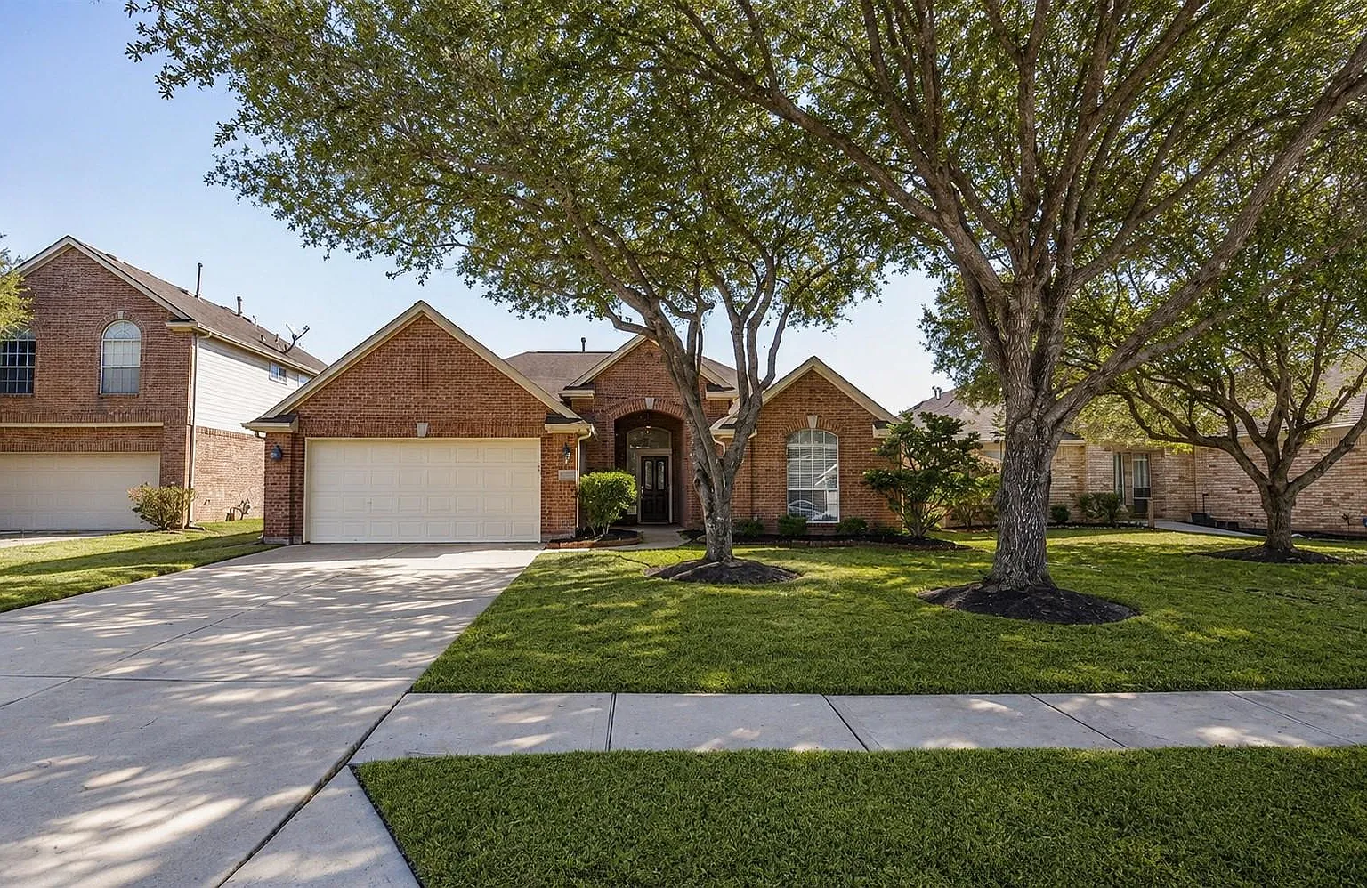 4 bed, 2.0 bath, 1946 sqft, $2,300 — Photo 2