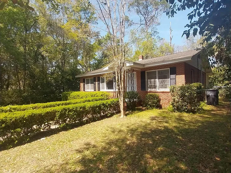 1428 Charlotte St — Photo 3