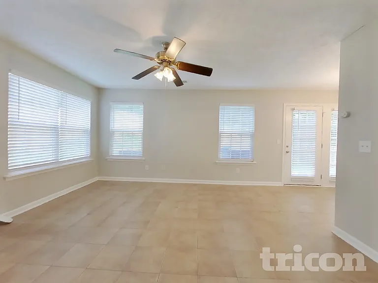 261 Silver Ridge Dr — Photo 4