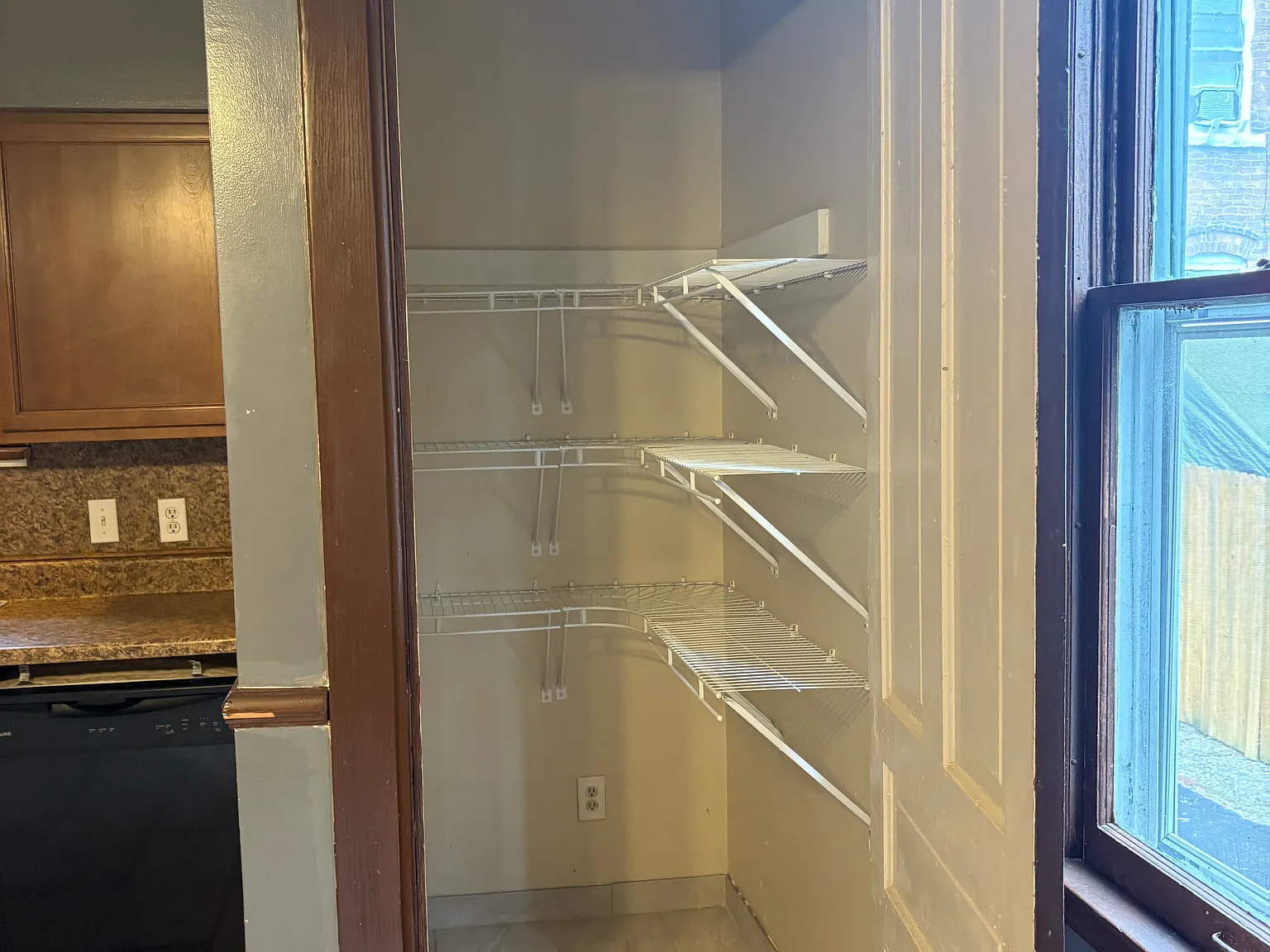 6 bed, 2500 sqft, $2,200 — Photo 3