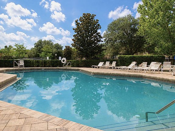 4th image of 410 Sandringham Ct