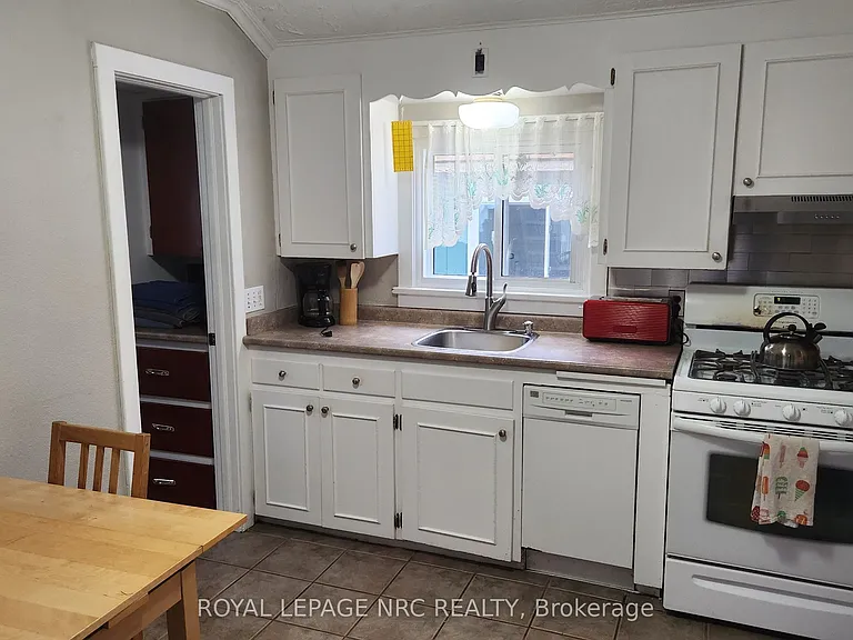 215 Devon Pl — Photo 7