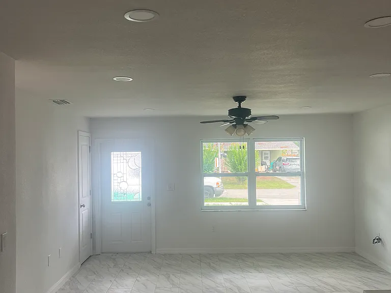 2319 Stratford Dr — Photo 11