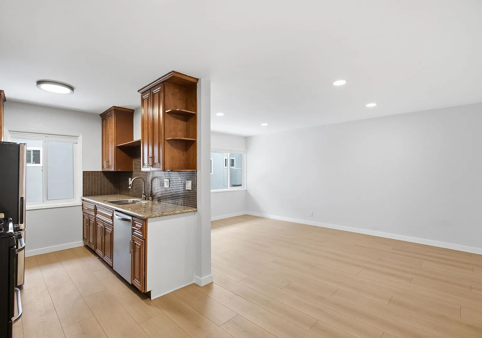 14616 Magnolia Blvd — Photo 3