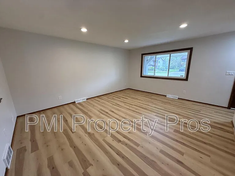 8150 S 88th St — Photo 9