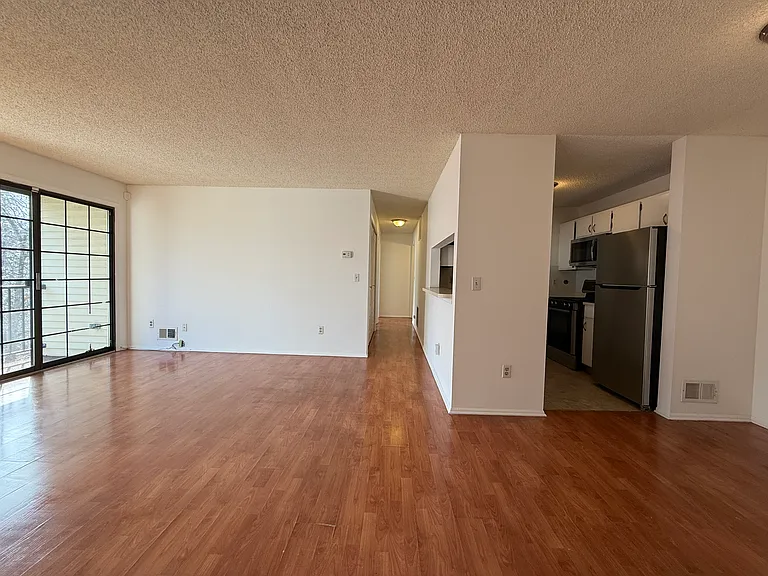124 Sussex Pl #124 — Photo 3