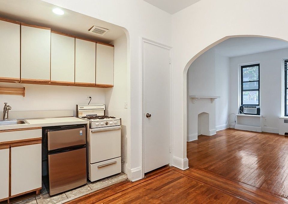 2nd image of 333 E 85th St APT 2B