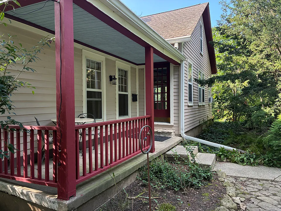 1384 Lake St