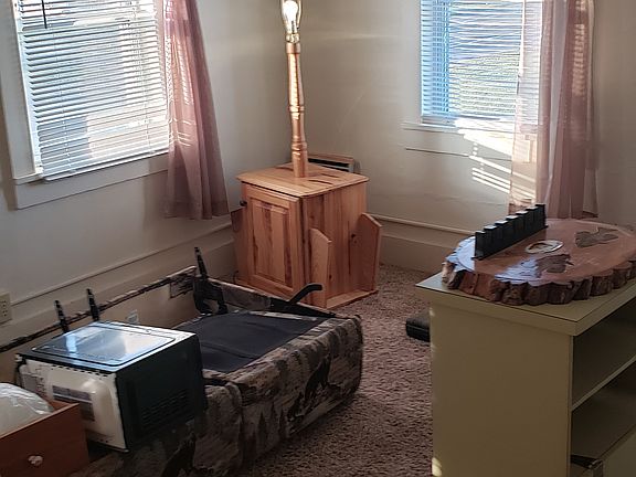 3rd image of 805 N Van Buren St APT J