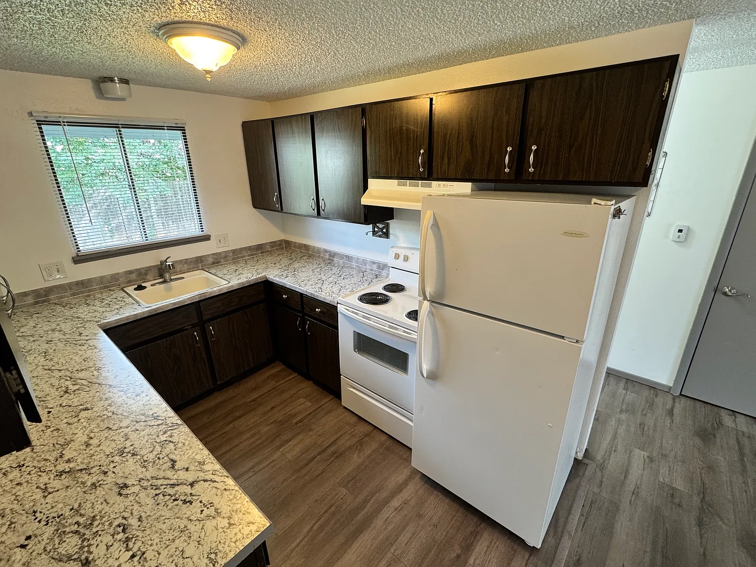 2 bed, 1000 sqft, $1,299 — Photo 3