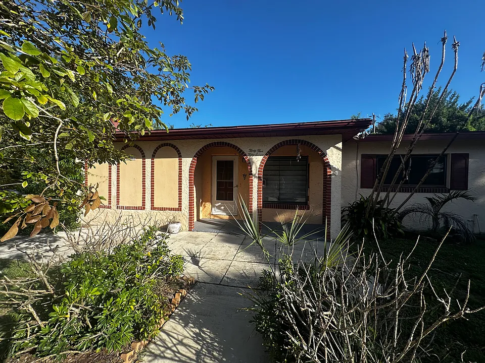 3557 Arbutus Ln
