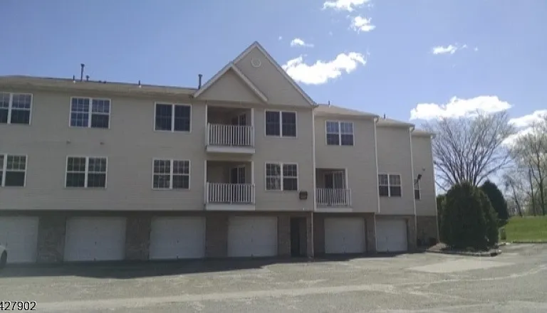 37 Parkside Ct — Photo 1