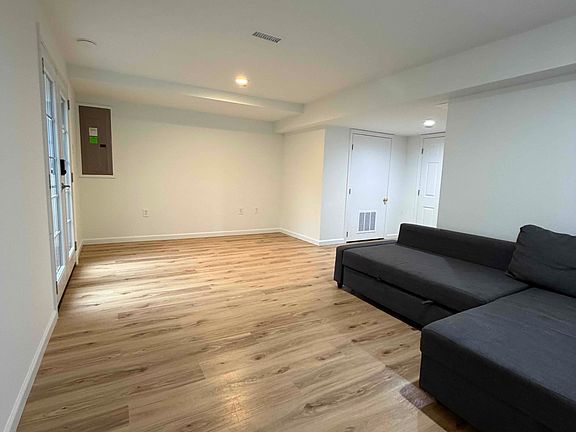 3rd image of 9129 Edgewood Dr #1