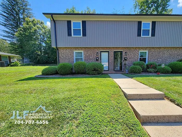 2 bed, 1.5 bath, 924 sqft, $1,195 — Photo 2