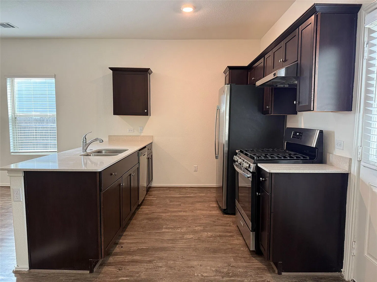 4 bed, 2.5 bath, 1687 sqft, $2,299 — Photo 4