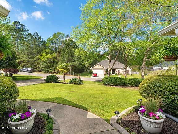 4th image of 48 Greenleaf Dr