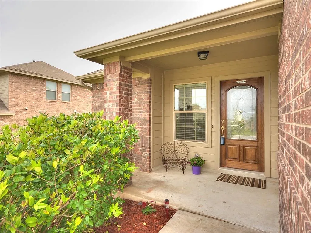 165 Flagstone Trl — Photo 2