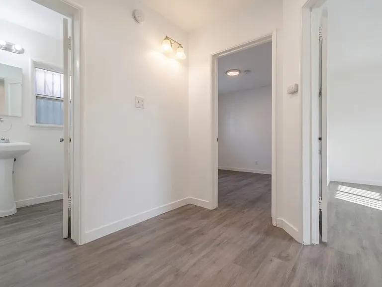 1124 W 110th St — Photo 12