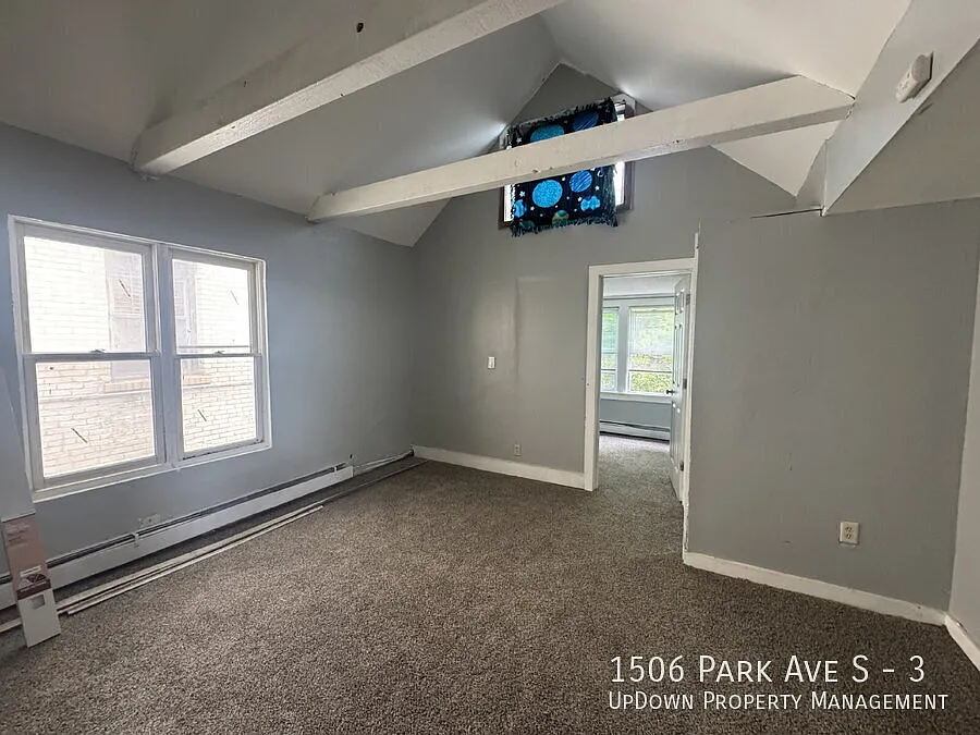 Spacious 3-Bedroom upper unit on Park Ave S 1200 Sq Ft of Comfort in Minneapolis, Section 8 Welcome! — Photo 4