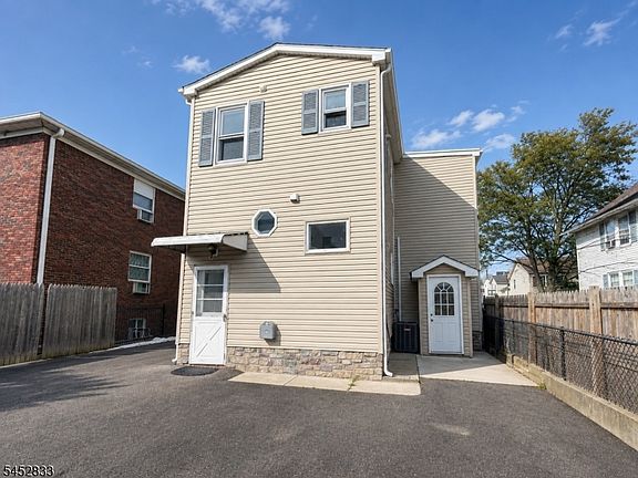 2nd image of 27 Honiss St
