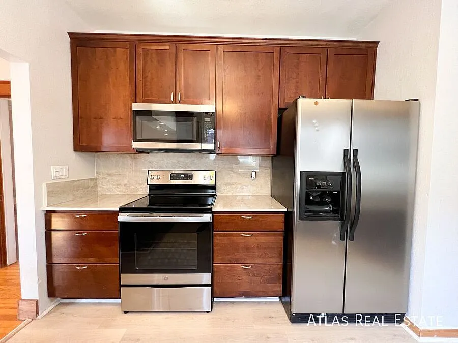 Beautifully Updated Congress Park Bungalow in a Prime Location — Photo 4