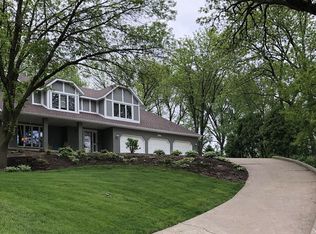 6145 Shadowbrook Dr, Bettendorf, IA 52722