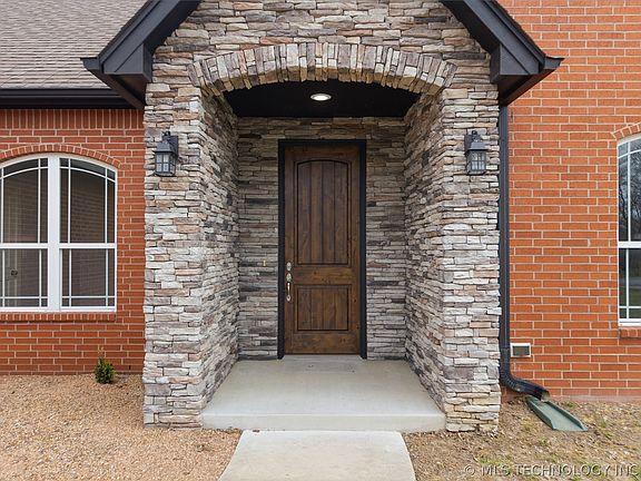 3rd image of 636 S Pecan Pl