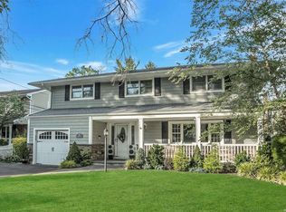 905 Madison Pl, Merrick, NY 11566