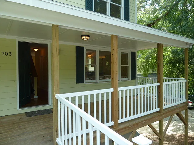 Large updated 4br 3.5ba duplex w/ parking & within walking distance to UNC Campus! — Photo 1