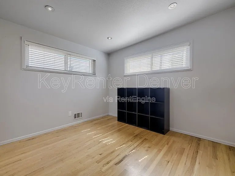 219 S Holly St — Photo 4