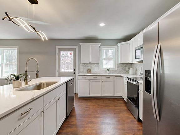 3rd image of 376 Juniper Dr