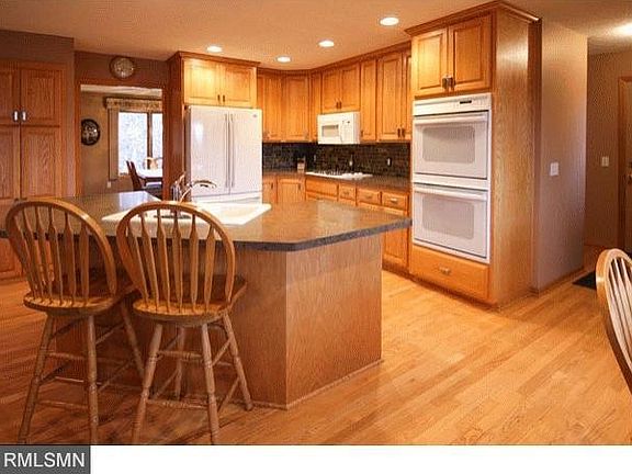 3rd image of 998 Aspen Ln
