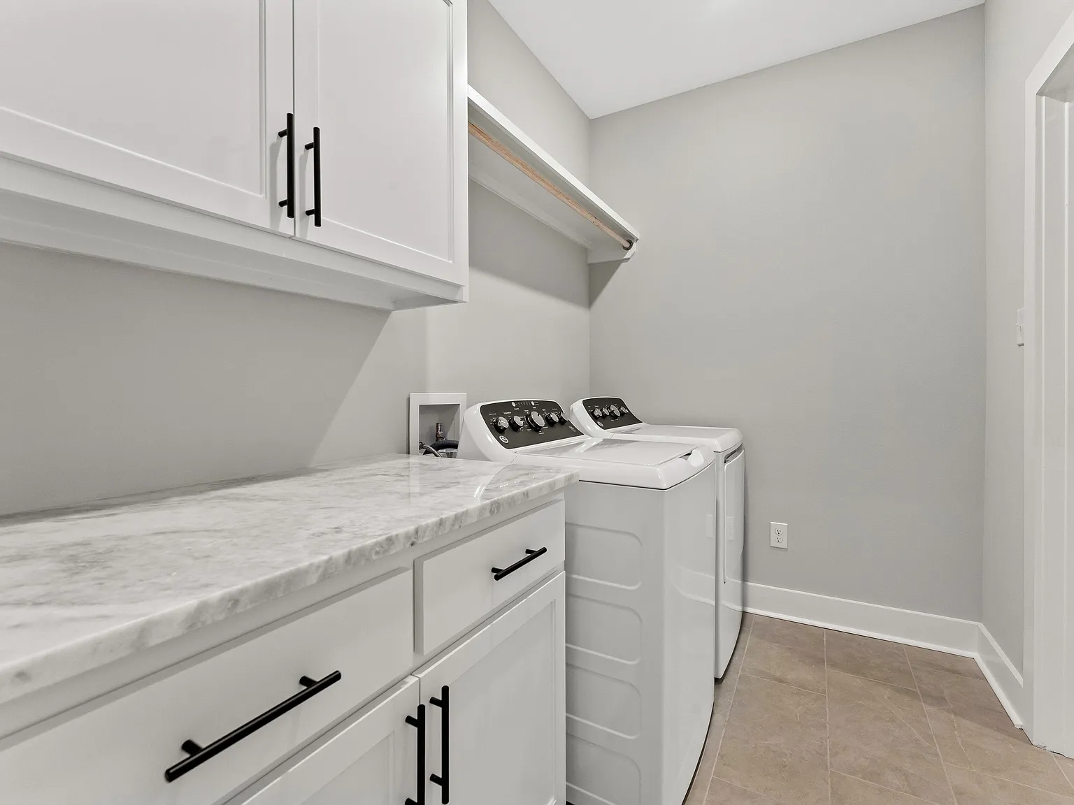 4 bed, 2300 sqft, $4,400 — Photo 4