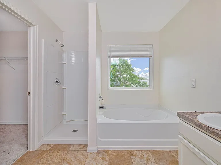 305 NW 16th Pl — Photo 15