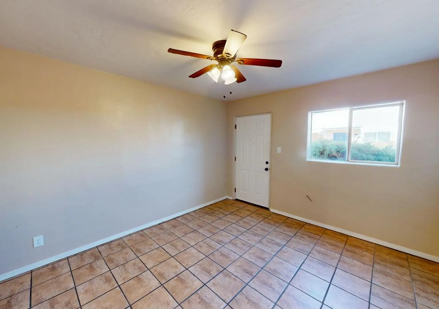 Centrally located 1BR apartment. Utilities included. — Photo 4